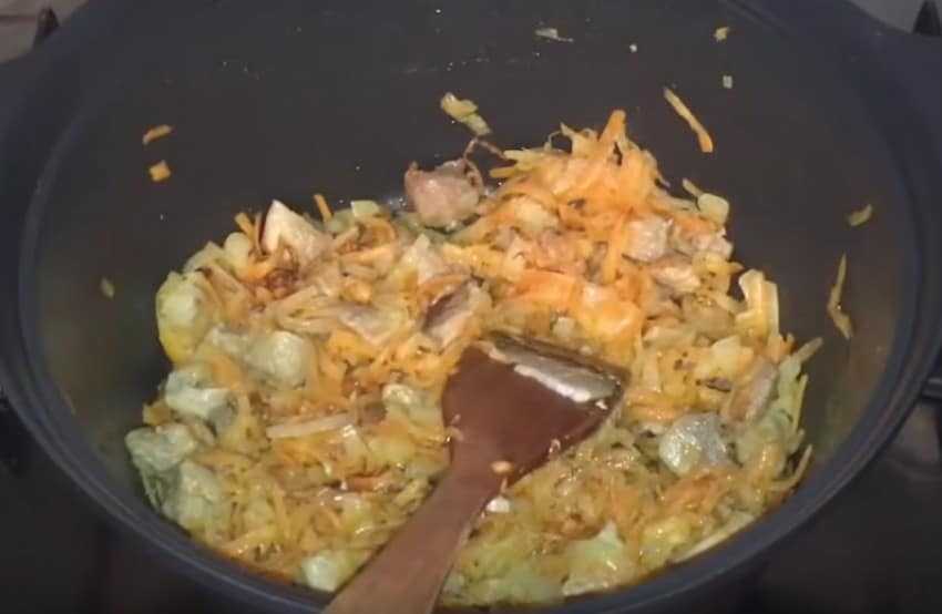 Как приготовить тушеную капусту с картошкой и мясом по рецепту с фото