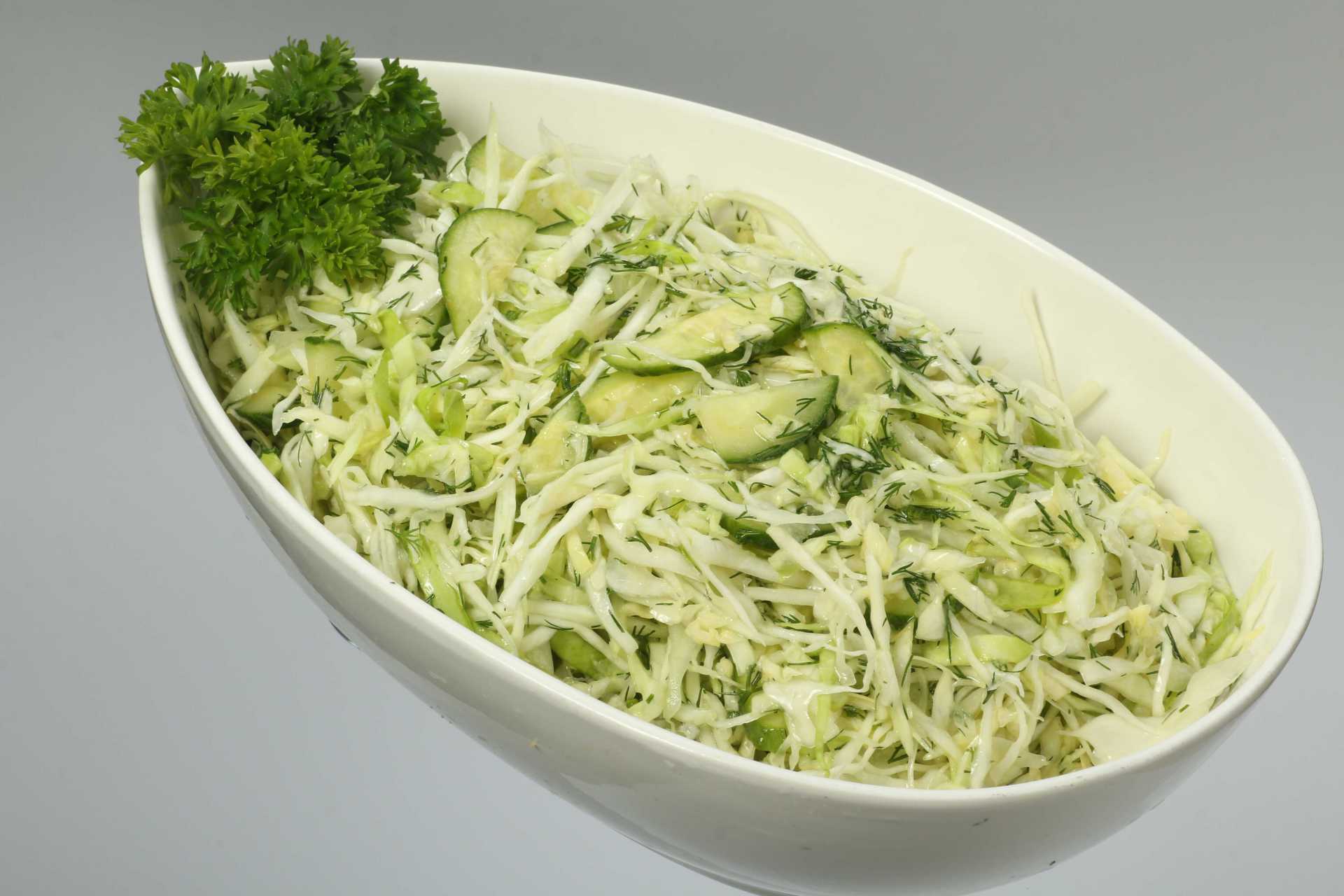 Рецепт капусты со свежими огурцами. Салат с капустой. Салат из капусты с огурцом. Салат с белокочанной капустой. Салат капуста огурец зелень.