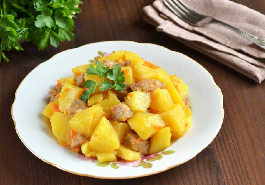 Картошка, тушёная в кастрюле с мясом — рецепты вкусного картофельного блюда