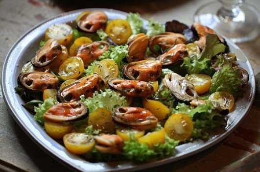 Салат из мидий и кальмаров - 100% усвояемости и своеобразный вкус: рецепт с фото и видео