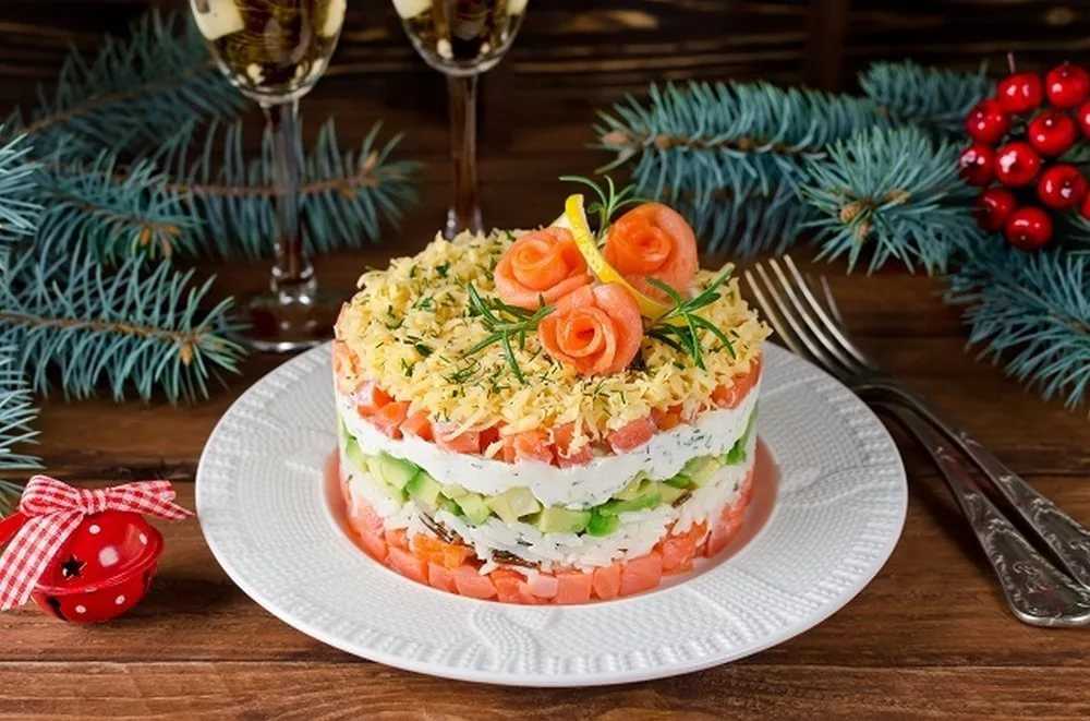 Салаты к новогоднему столу должны быть не только вкусными и легкими, но еще и красиво оформленными Собрали для тебя 15 лучших рецептов, как приготовить оригинальный новогодний салат
