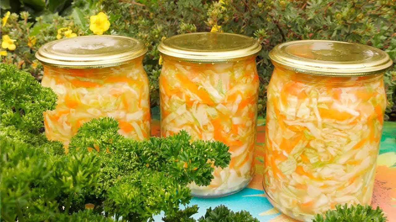 Хрустящий салат из капусты на зиму в банках — рецепты со стерилизацией