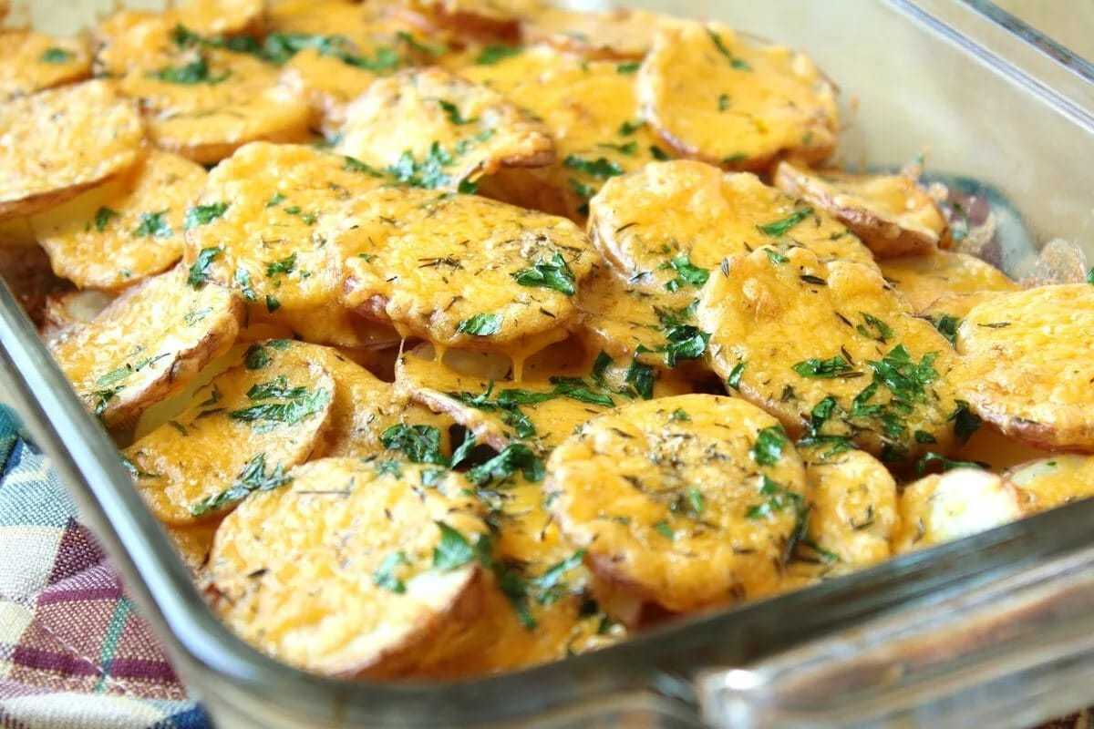 Что может быть лучше вкусной и ароматной картошки, запеченной в фольге в духовке Собрали 15 рецептов, которые понравятся всей семье - с салом, сыром, колбасой, грибами, курицей и другие