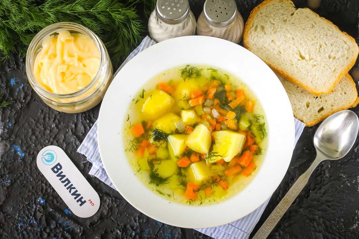 Простые пп супы. Суп на овощном бульоне. Суп консоме овощной. Суп овощной на курином бульоне. Овощной супчик на курином бульоне.