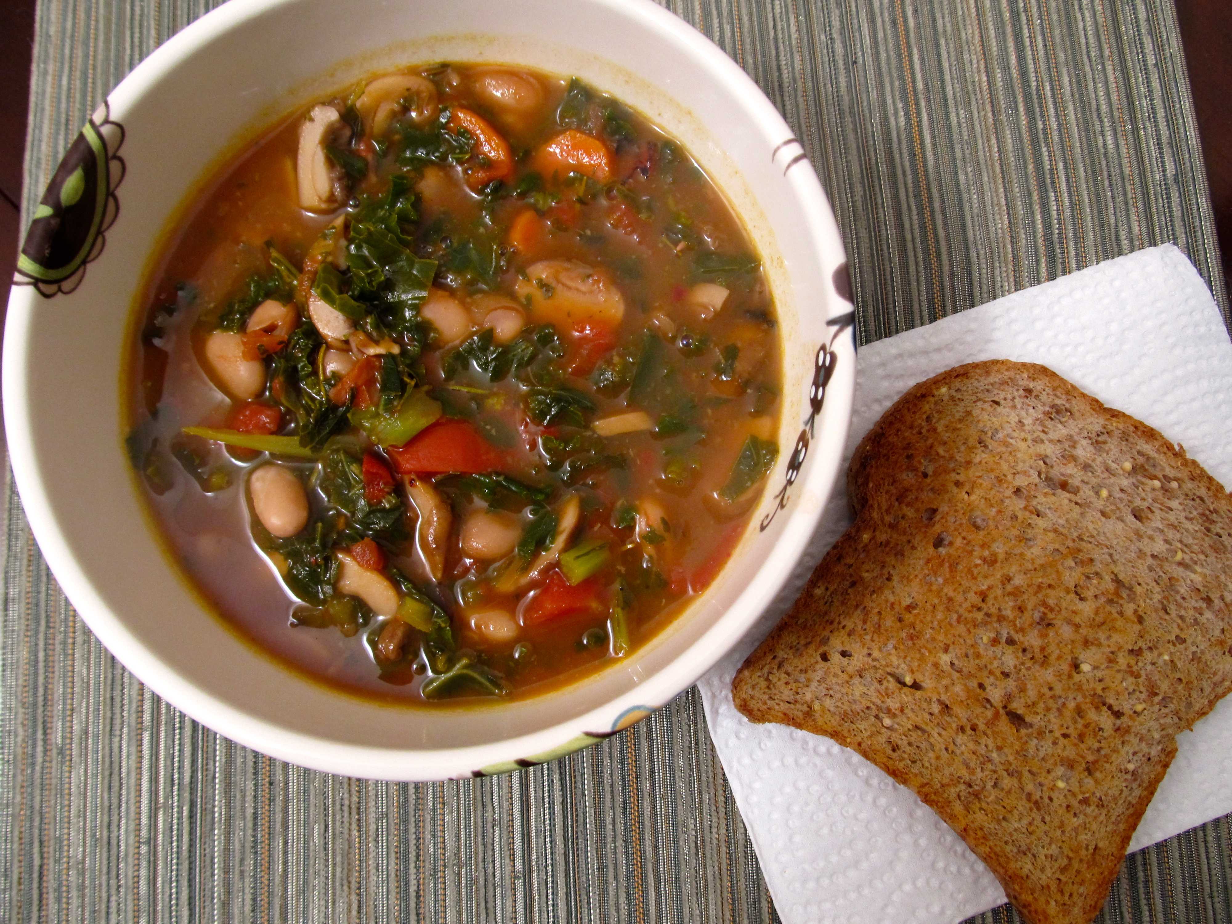 Рецепт супа в постные дни. Суп с фасолью. Постный суп. Постный суп с фасолью. Постный суп с фасолью и грибами.