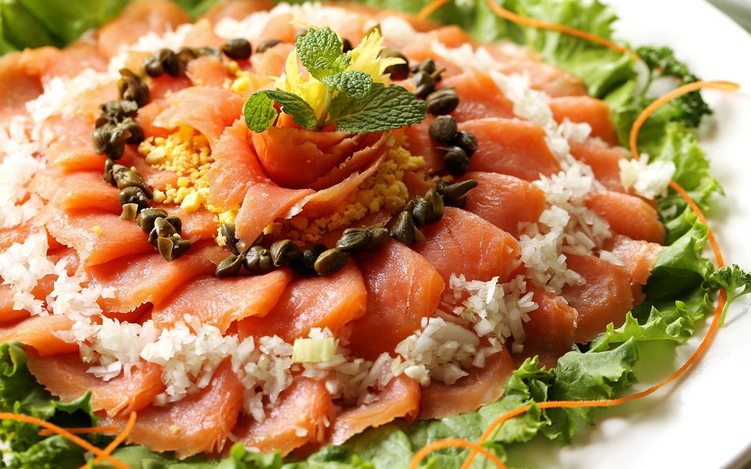 Салат с красной отварной рыбой: рецепт с фото