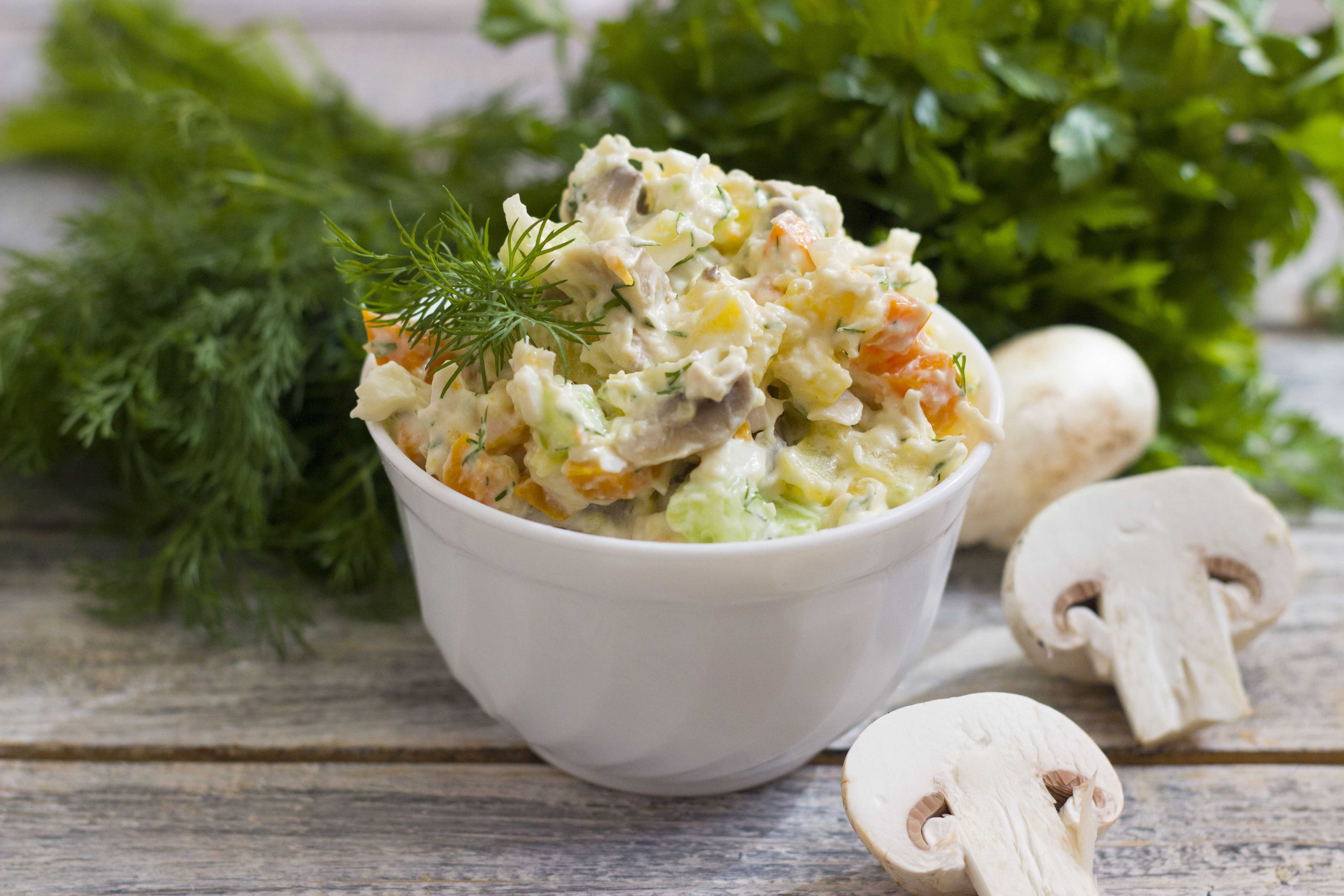 Салат с курицей и грибами — 14 очень вкусных рецептов