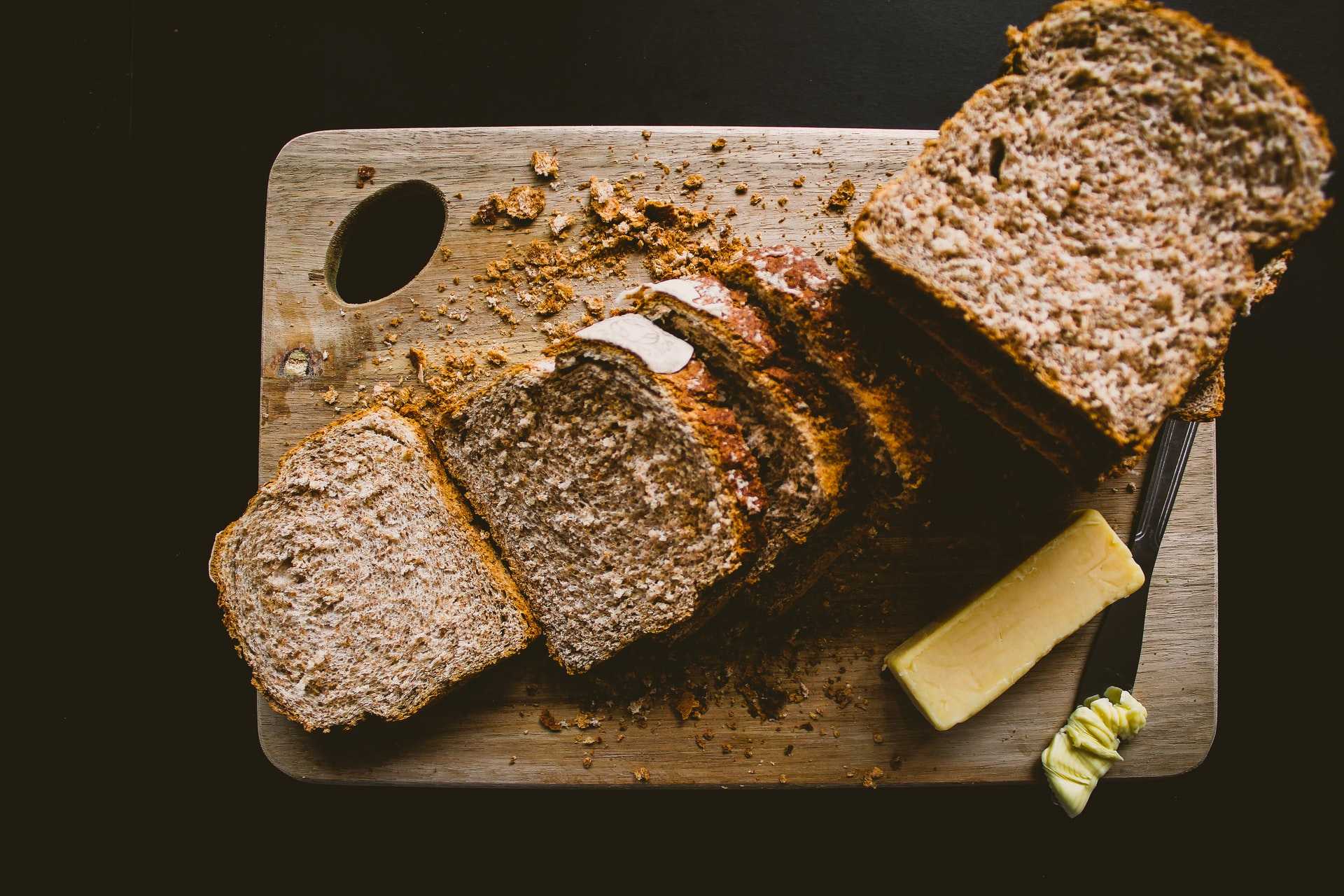 Коричневый хлеб. Черный хлеб. Горелый хлеб. Хлеб с маслом. Черный хлеб с подсолнечным маслом