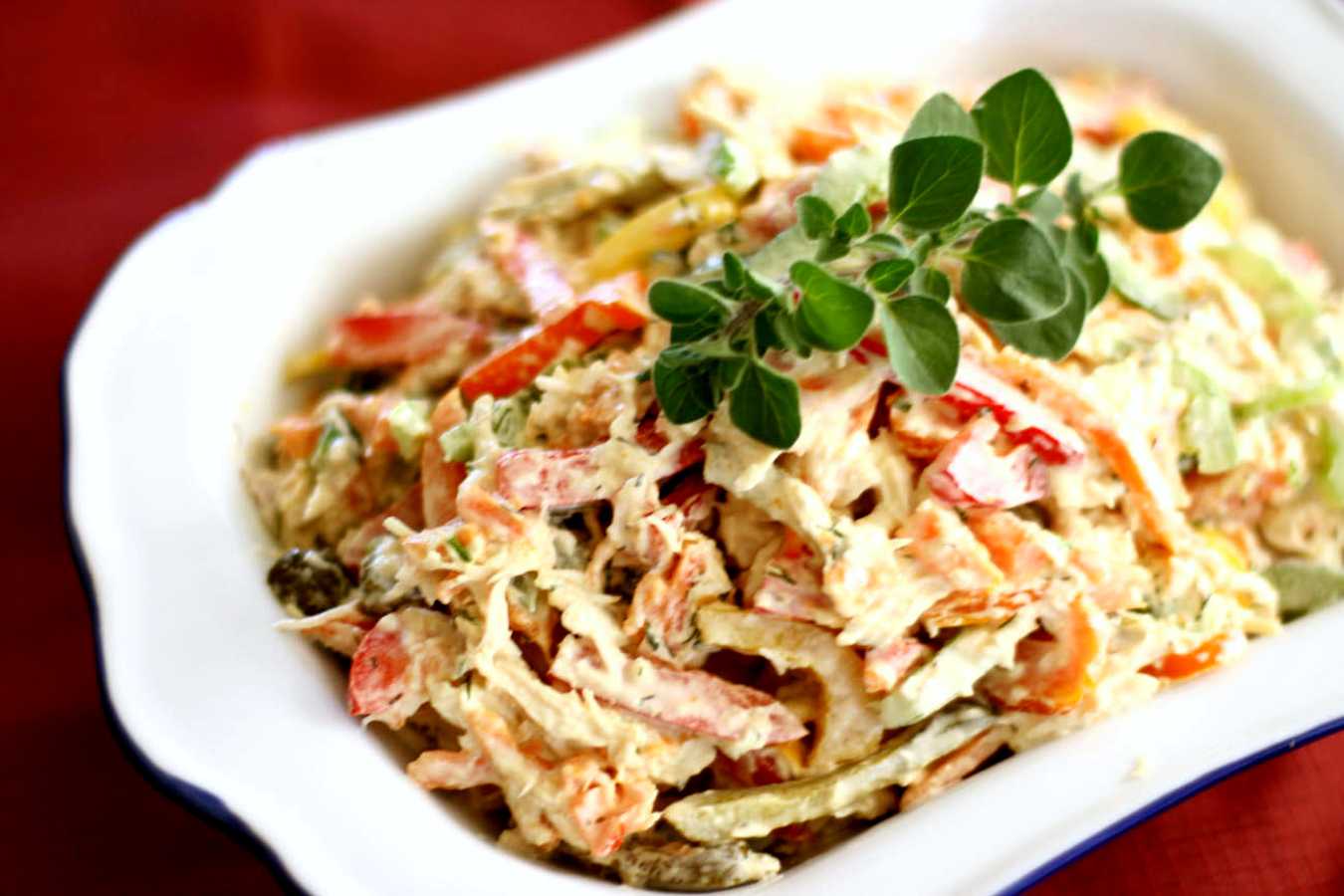 Салат с курицей и грибами - простой классический рецепт