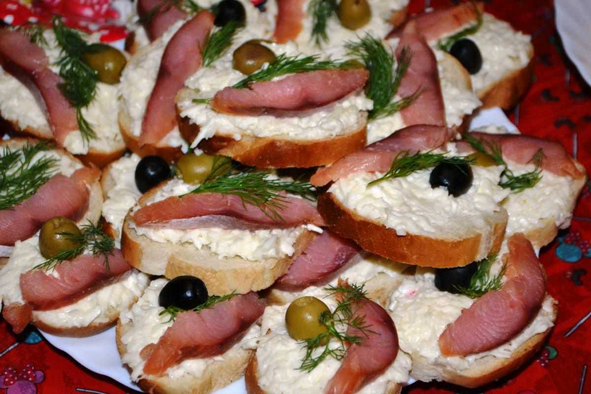 Бутерброды на праздничный стол – простые и вкусные рецепты