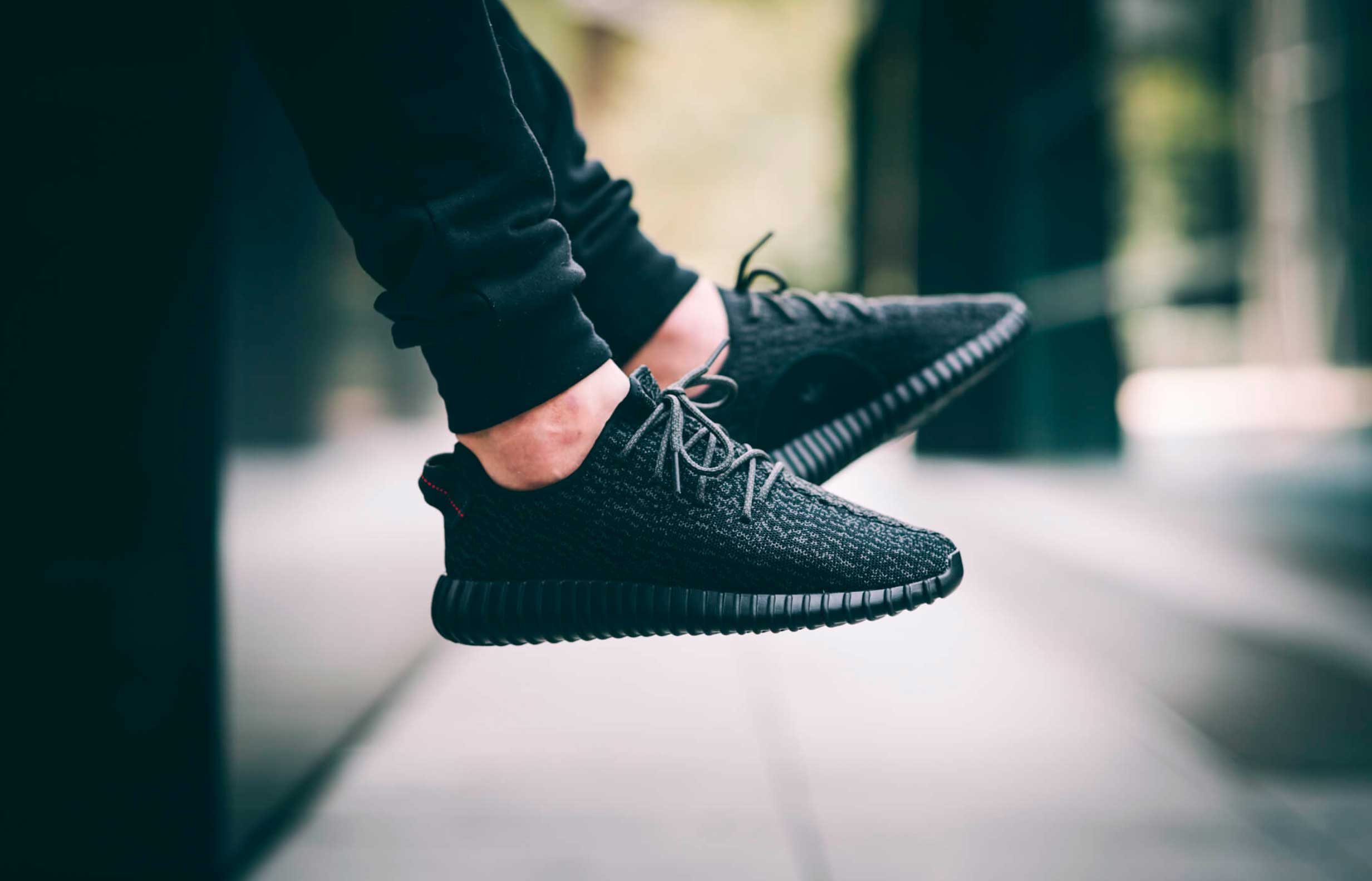 Кроссовки спортивные yeezy boost. Adidas Yeezy Boost 350. Адидас 350 Yeezy. Адидас ИЗИ 350 черные. Кроссовки адидас Yeezy Boost.