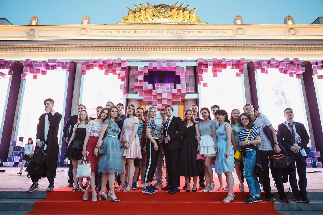 В ночь с 23 на 24 июня в парке Горького собралась треть всех московских выпускников 2017 года поговорила с выпускниками о планах на лето