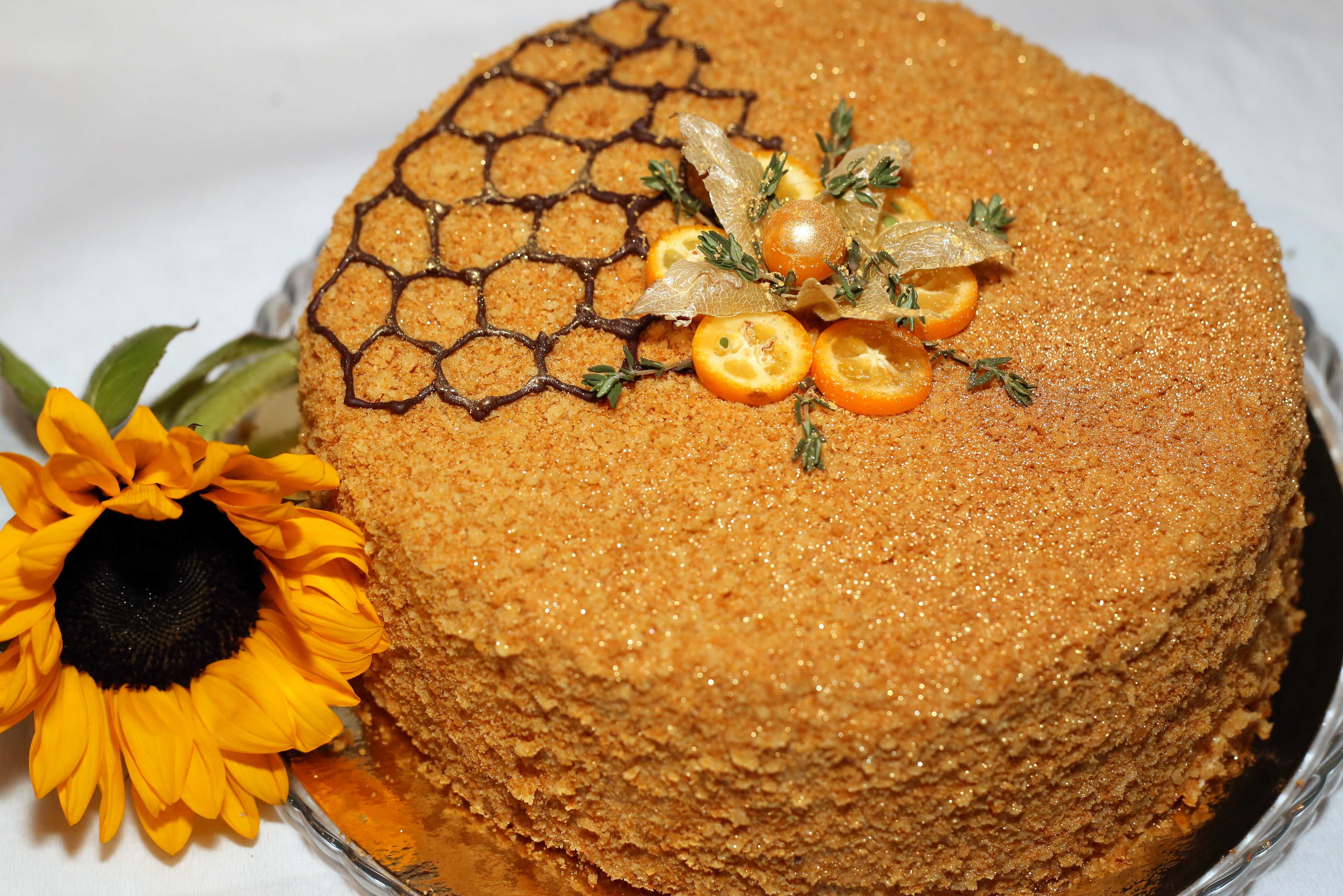 Торт медовик - классический рецепт с фото, пошагово описывающий приготовление десерта.