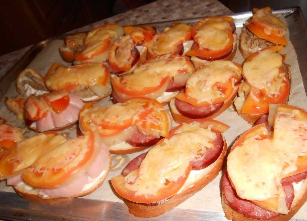 Горячие бутерброды на сковороде - 9 вкусных рецептов приготовления на скорую руку