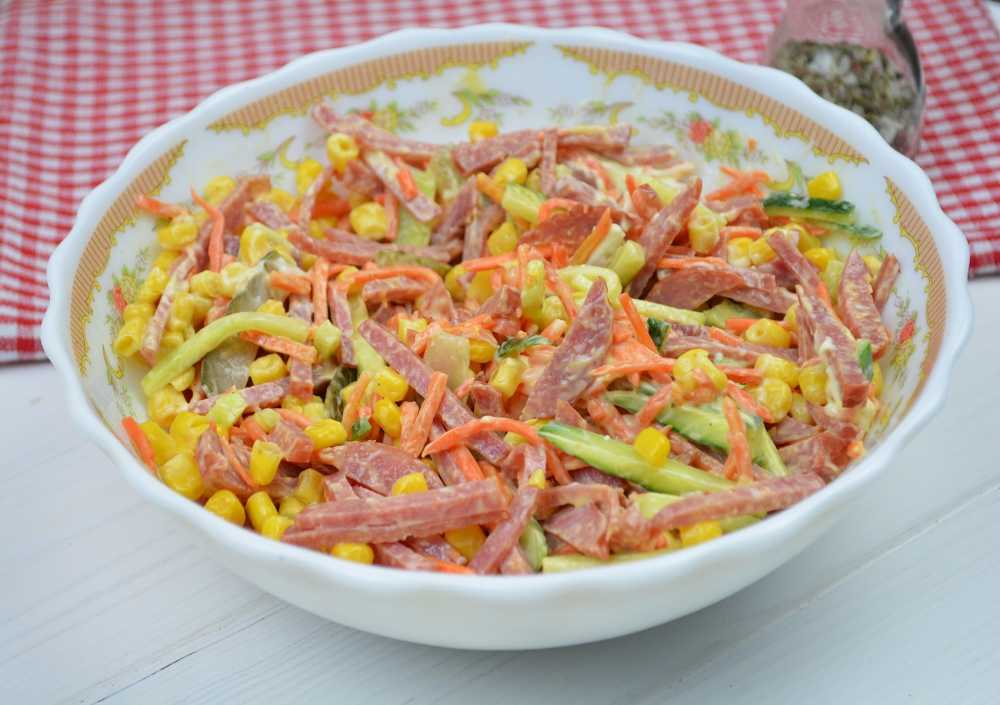 Салат с копченой колбасой: 7 фото рецептов, которые стоит обязательно приготовить