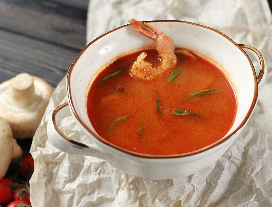 Рецепт вкусного супа с креветками. Креветочный суп с Чили тайский. Суп том ям с креветками. Бульон том ям. Креветочный бульон.
