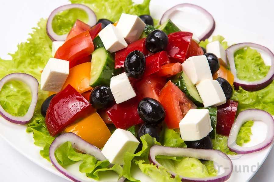 Греческий салат с фетаксой и маслинами, помидорами и огурцом/ рецепт с фото