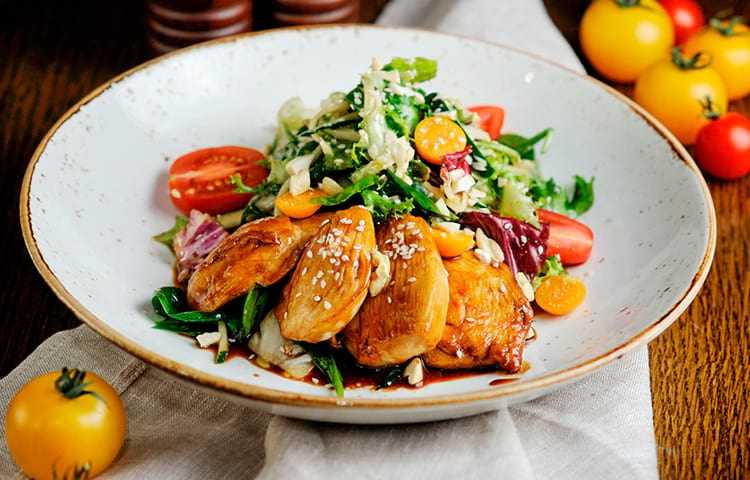 Салаты с копченой курицей — 11 вкуснейших и простых рецептов