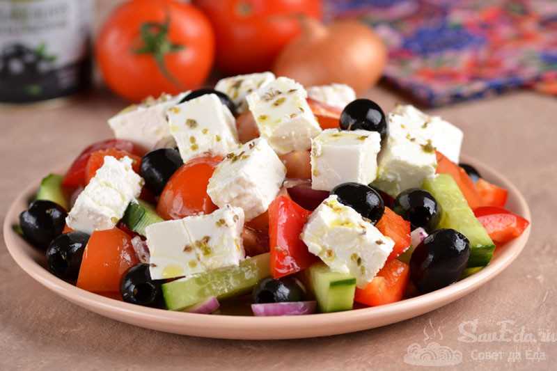 Классический греческий салат с фетаксой
