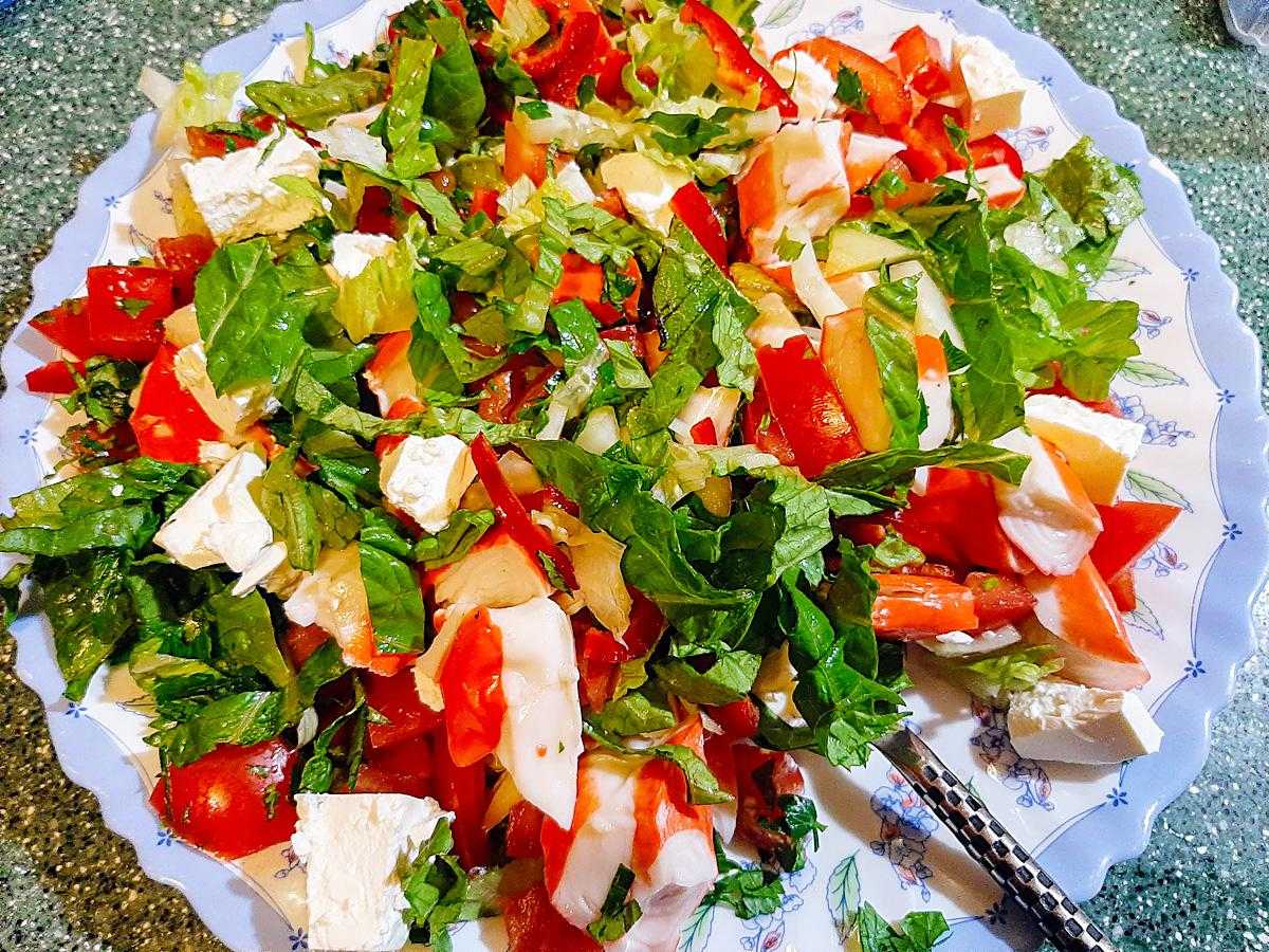 Салат с кальмарами и крабовыми палочками – 5 очень вкусных рецептов с фото