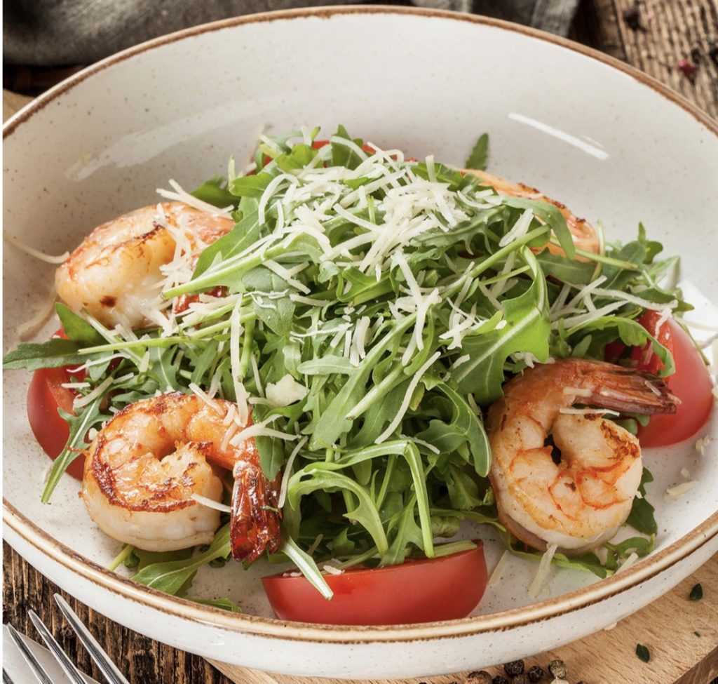 Салат с рукколой и креветками – приятное сочетание пряной зелени с морепродуктами: рецепт с фото и видео
