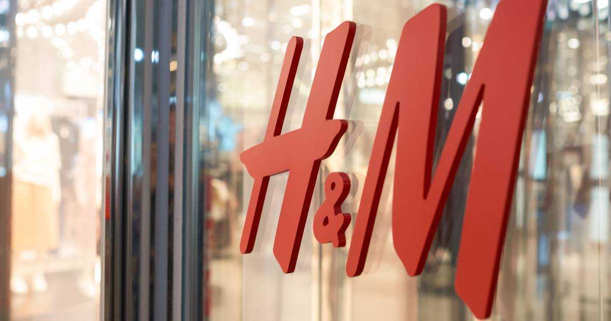 Завтра в Москве открывается первый флагман шведского гиганта H&M 50% всех вырученных 27 и 28 мая средств пойдут в благотворительный фонд Натальи Водяновой Обнаженные сердца побывала в магазине за пару дней до открытия