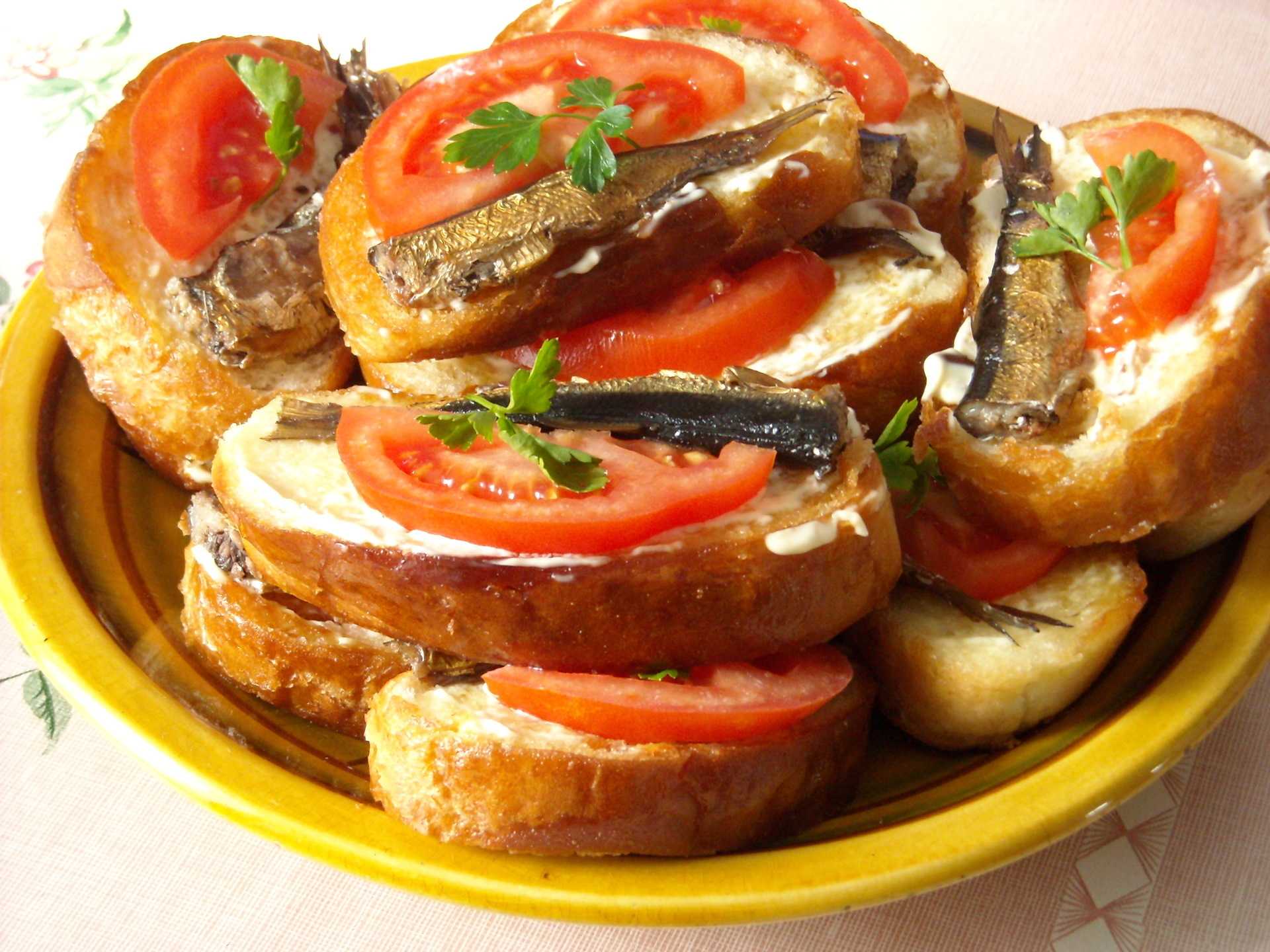 Бутерброды со шпротами – универсальная культовая закуска: рецепты с фото и видео