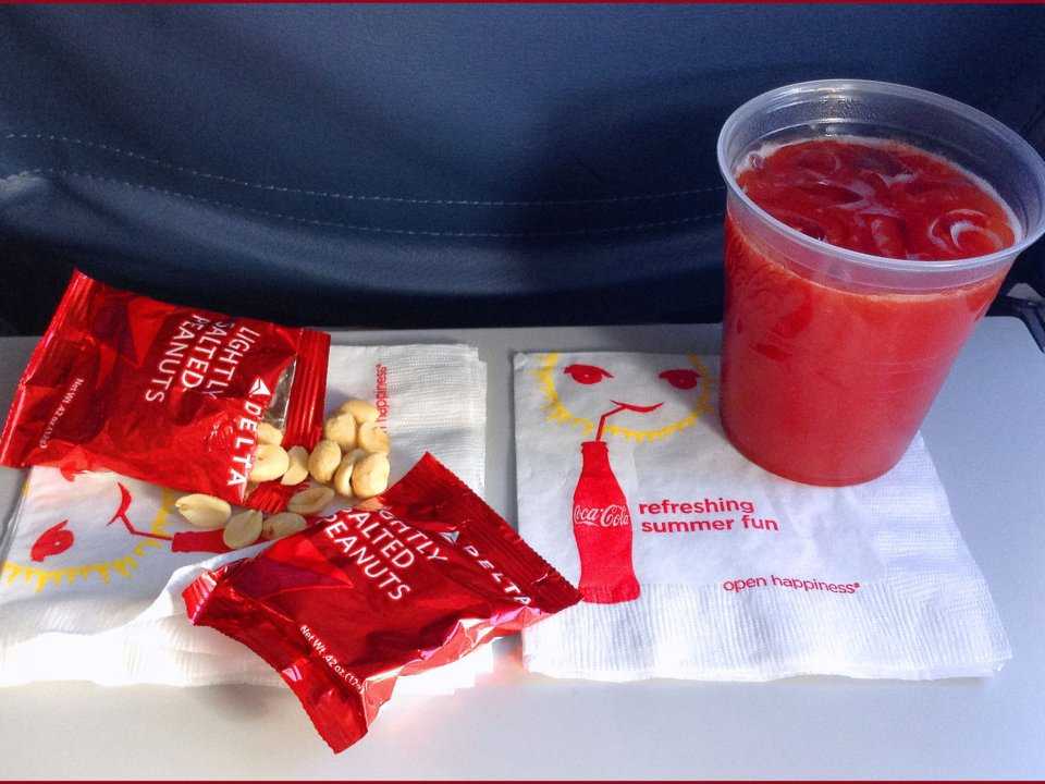 Почему в самолёте томатный сок вкуснее и его рекомендуют пить