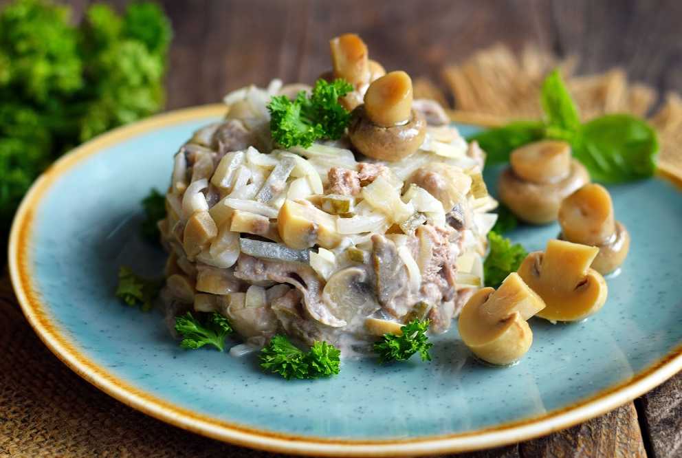 Салаты с грибами и курицей — 6 вкусных салатов