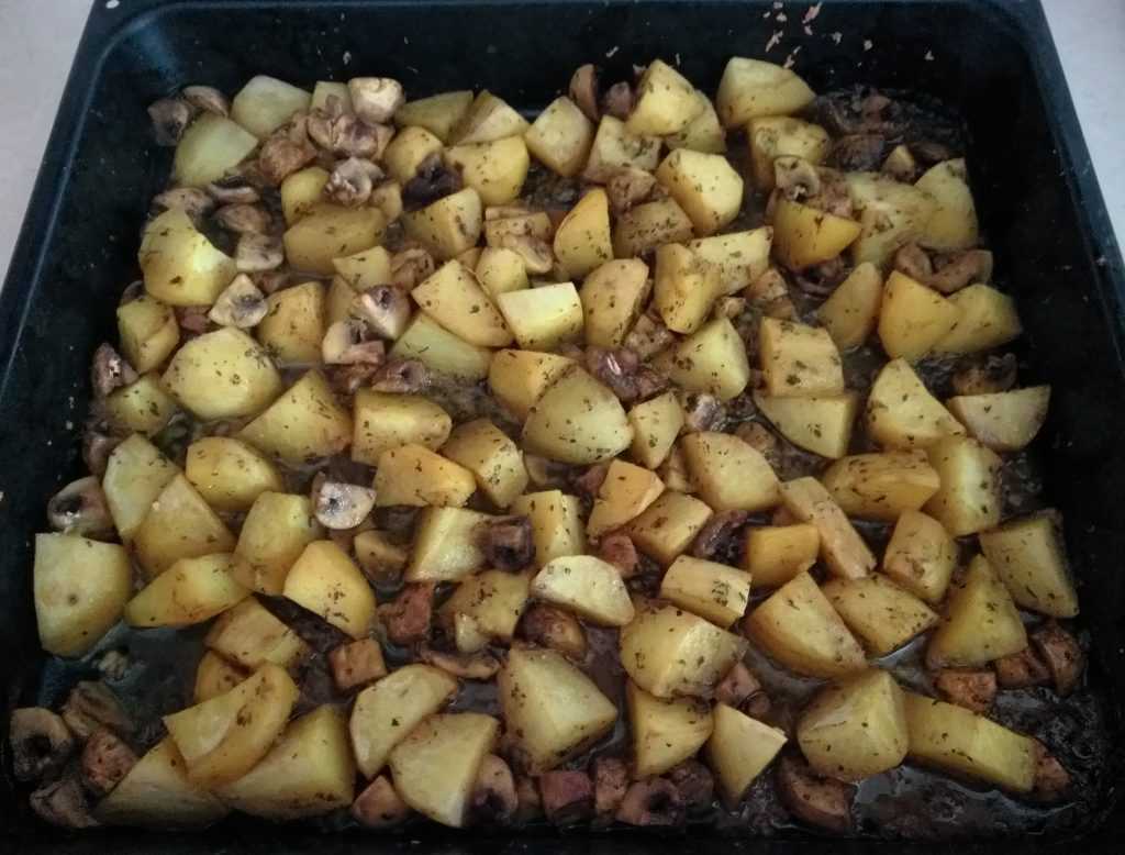 Картошка с грибами в духовке, со сметаной и сыром
