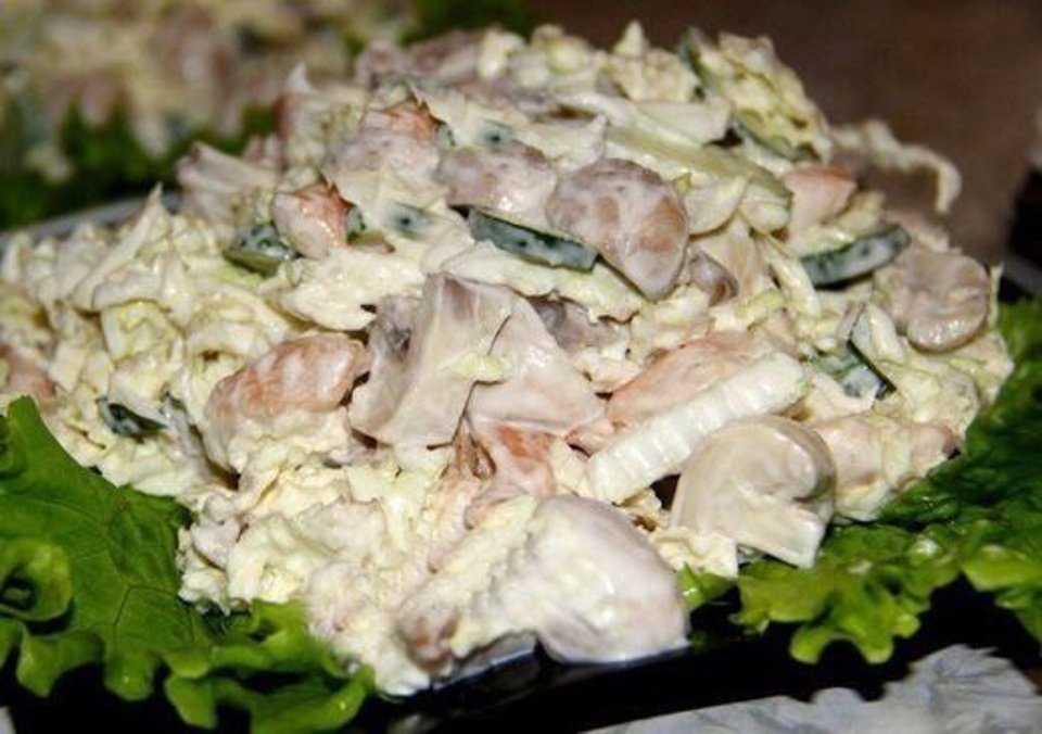 Салат из грибов и куриной грудки – удачный выбор для всех и каждого: рецепт с фото и видео