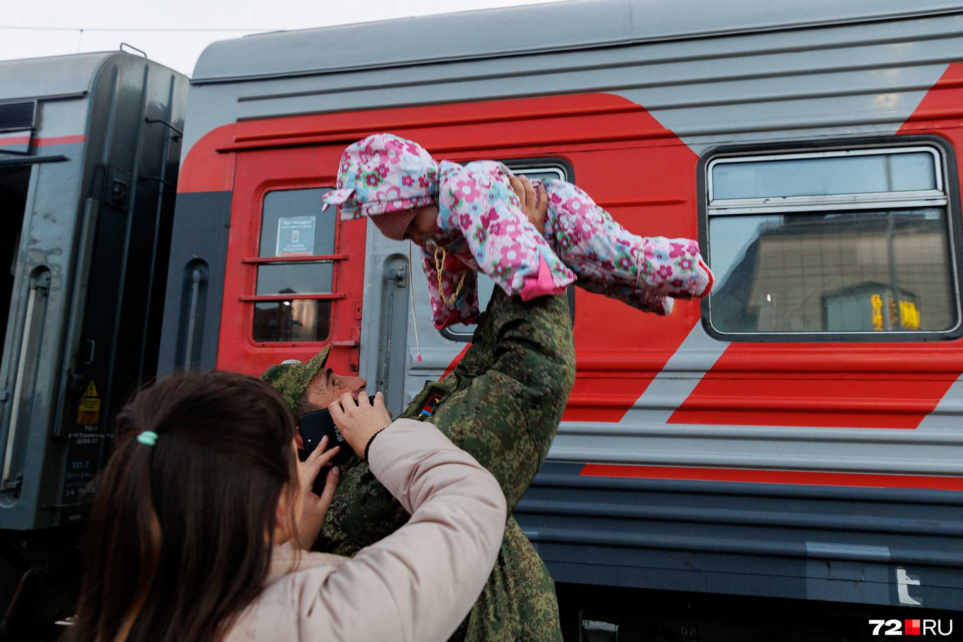 Мобилизованный прощается с ребенком. Провожают мобилизованных. Отец провожает мобилизованные. Мобилизация в Москве.