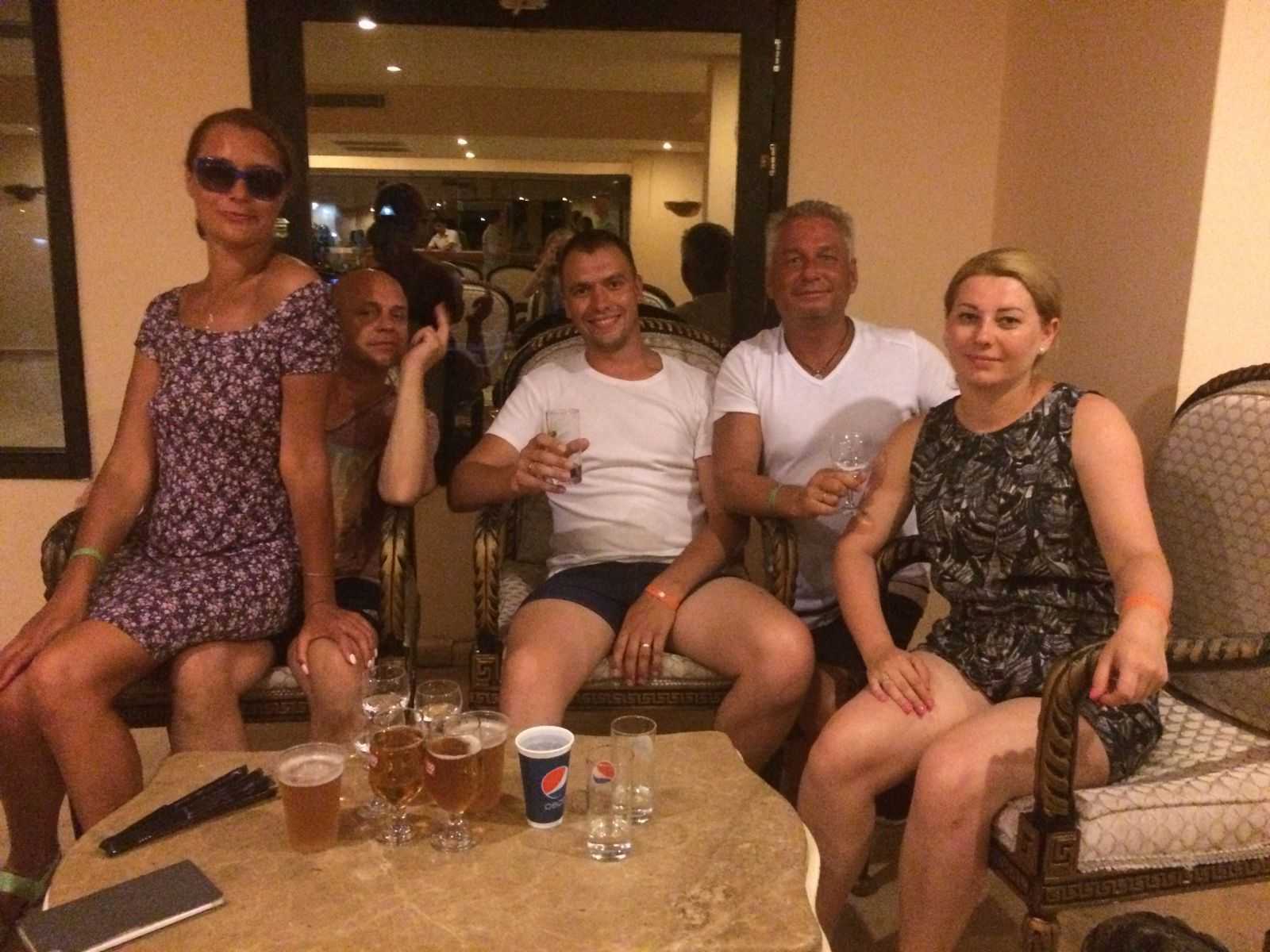 Муж отдыхает без жены. Жена в Турции. Русские женщины в Турции. Русские жены в турецких отелях.
