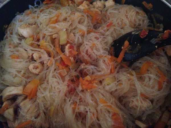 Фунчоза с креветками и овощами в соевом соусе — пошаговый рецепт