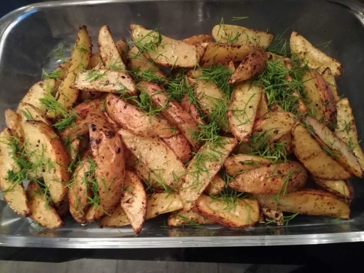 Картошка по-деревенски в духовке: 8 рецептов вкусного запеченного картофеля