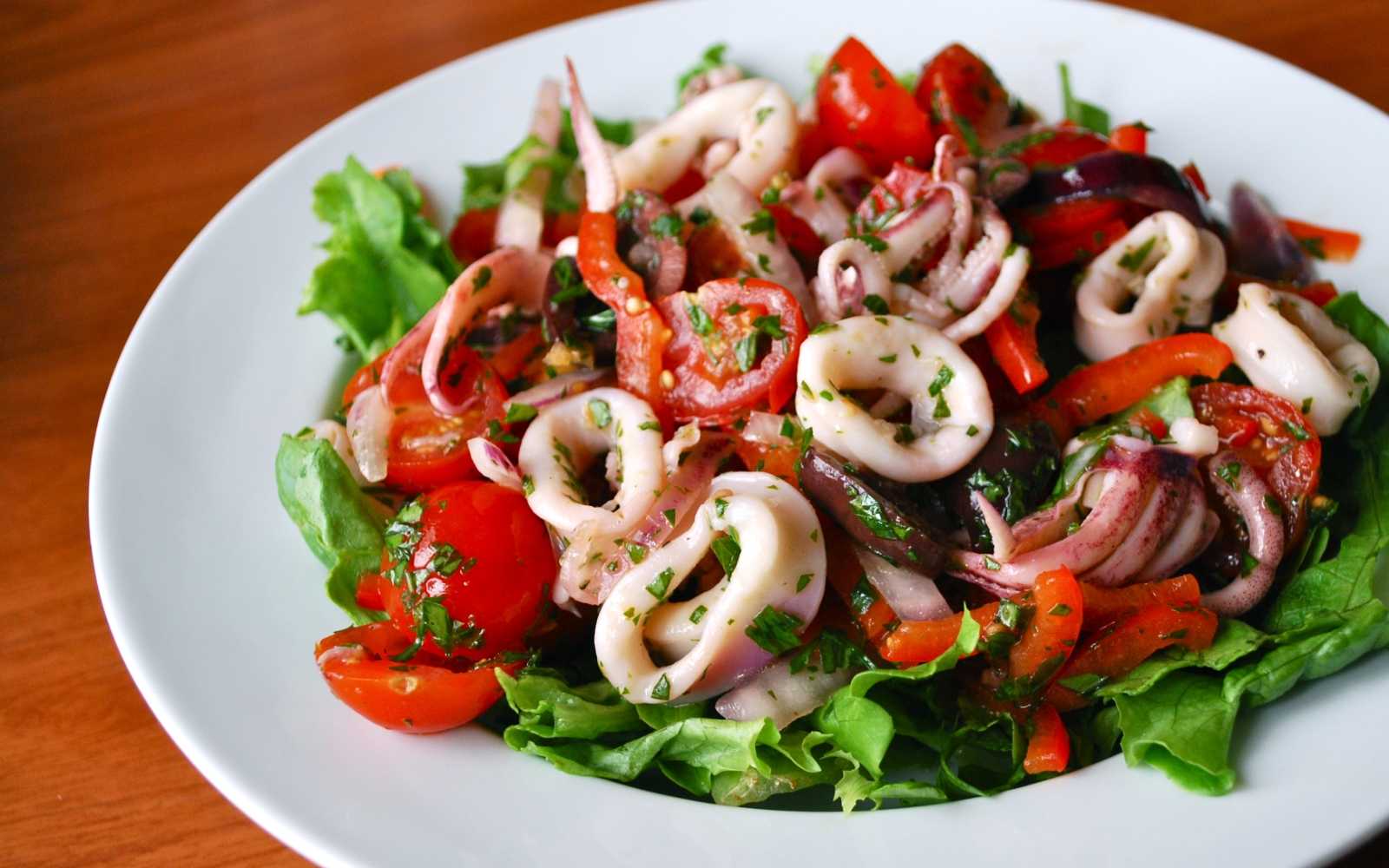Самые вкусные рецепты салата с кальмарами — 8 вариантов салата