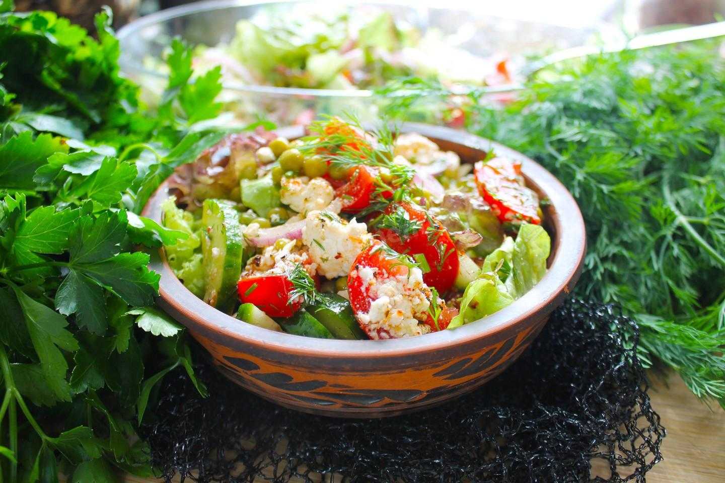 Держи 20 рецептов самых вкусных диетических салатов Действительно, старые рецепты салатов из детства имеют мало общего с полезным питанием Но и здоровые блюда не ограничиваются капустой или просто нарезкой помидоров