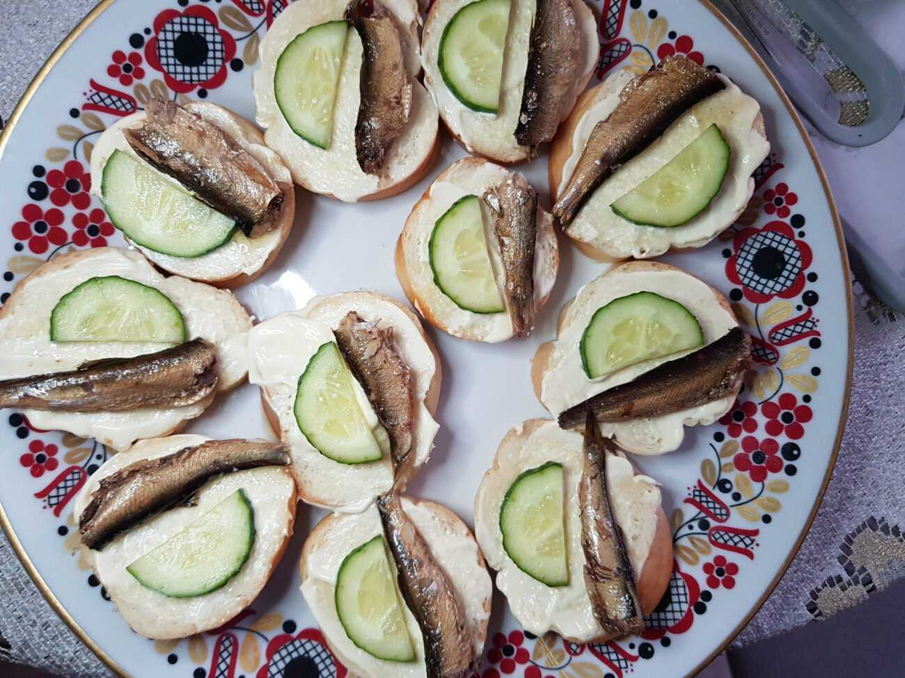 Пошаговый рецепт приготовления бутербродов со шпротами