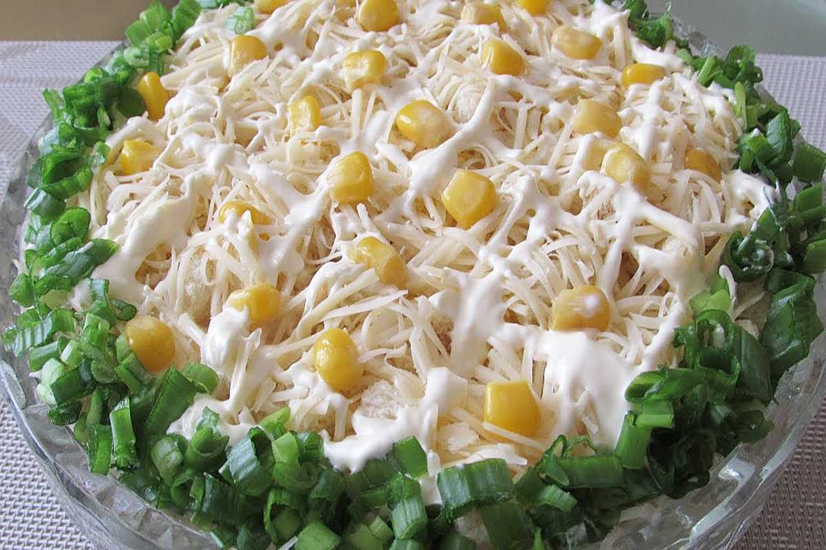 Салат с огурцом и кукурузой: 7 пошаговых фото рецептов