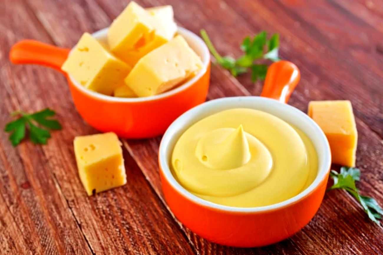 Сложно найти людей, равнодушных к сырному соусу Именно поэтому мы предлагаем приготовить его самостоятельно, так что держи большую подборку рецептов сырного соуса в домашних условиях