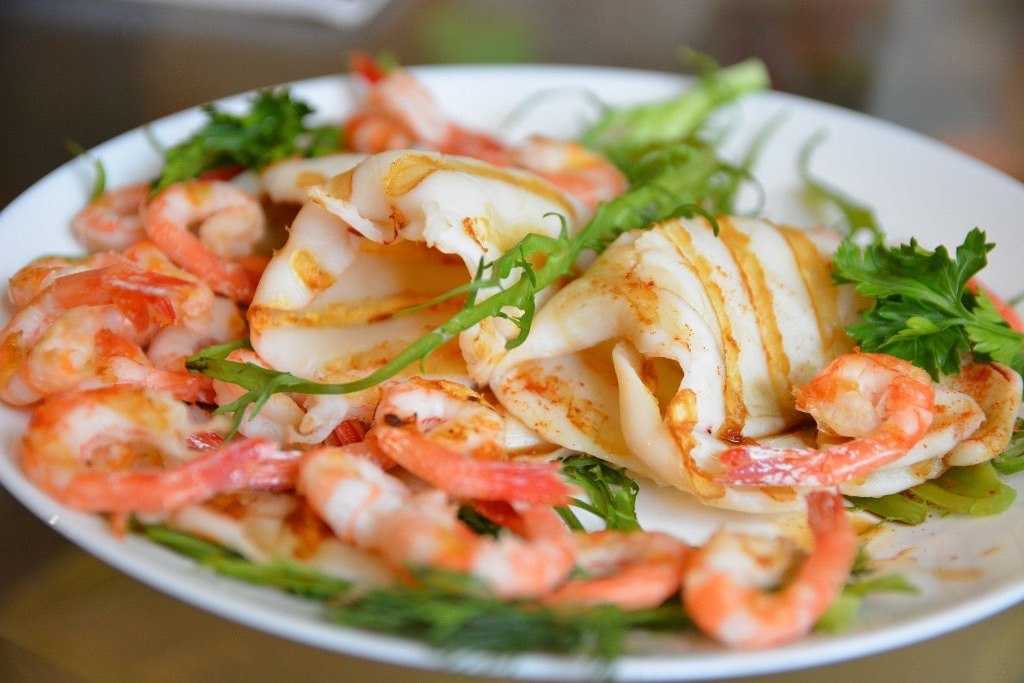 Салат с кальмарами - 20  рецептов вкусных и простых салатов из кальмаров с фото и видео