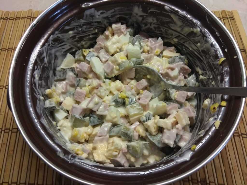 Салат с солеными огурцами: рецепты с фото