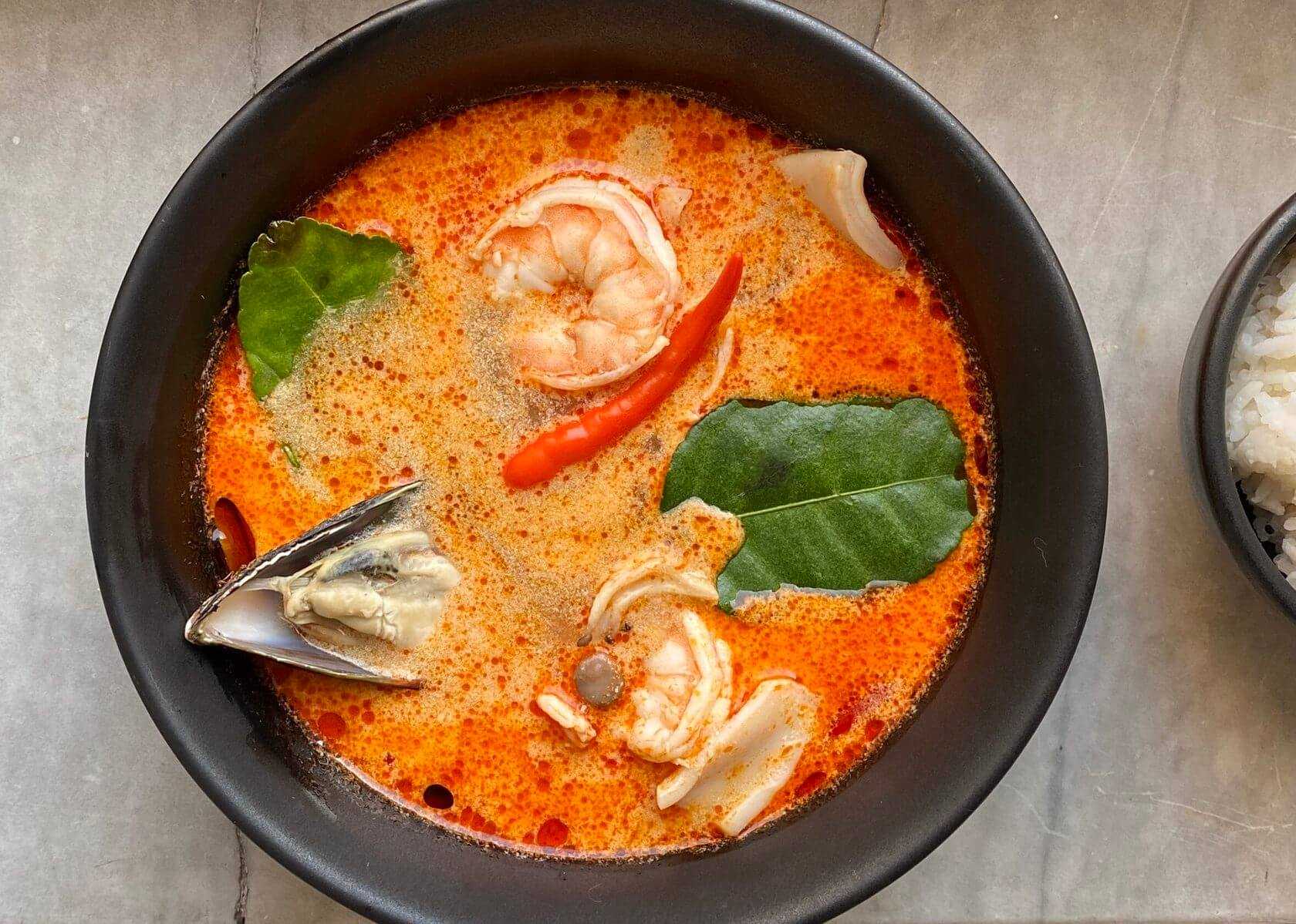 В тайской кухне есть очень популярный суп из морепродуктов — том ям Он считается одним из самых острых в мире, но его легко можно приготовить и в домашних условиях, регулируя остроту и вкус на свое усмотрение Делимся 15 лучшими рецептами