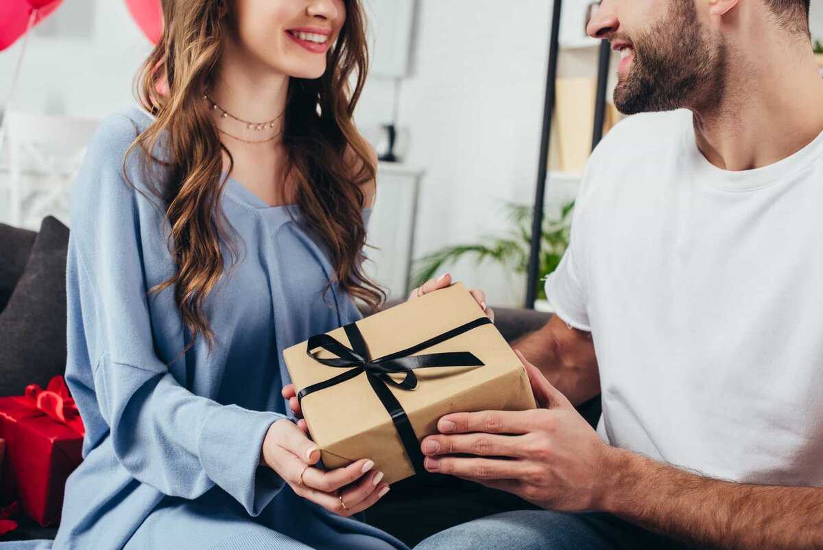 Как правильно принимать подарки от мужчин, как благодарить, что означает подарок
