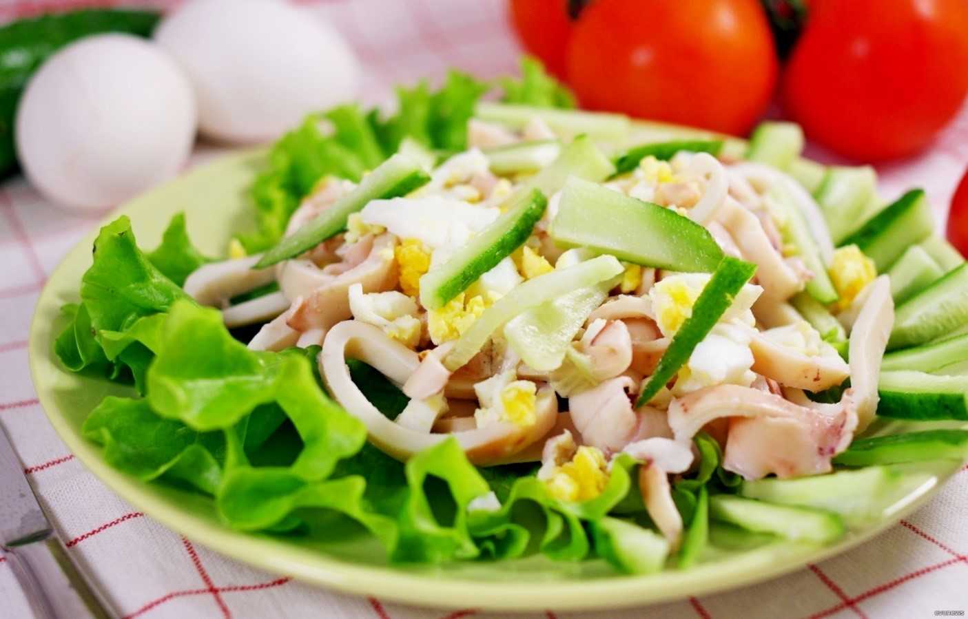 Самые вкусные салаты с кальмарами: топ-10 простых пошаговых рецептов