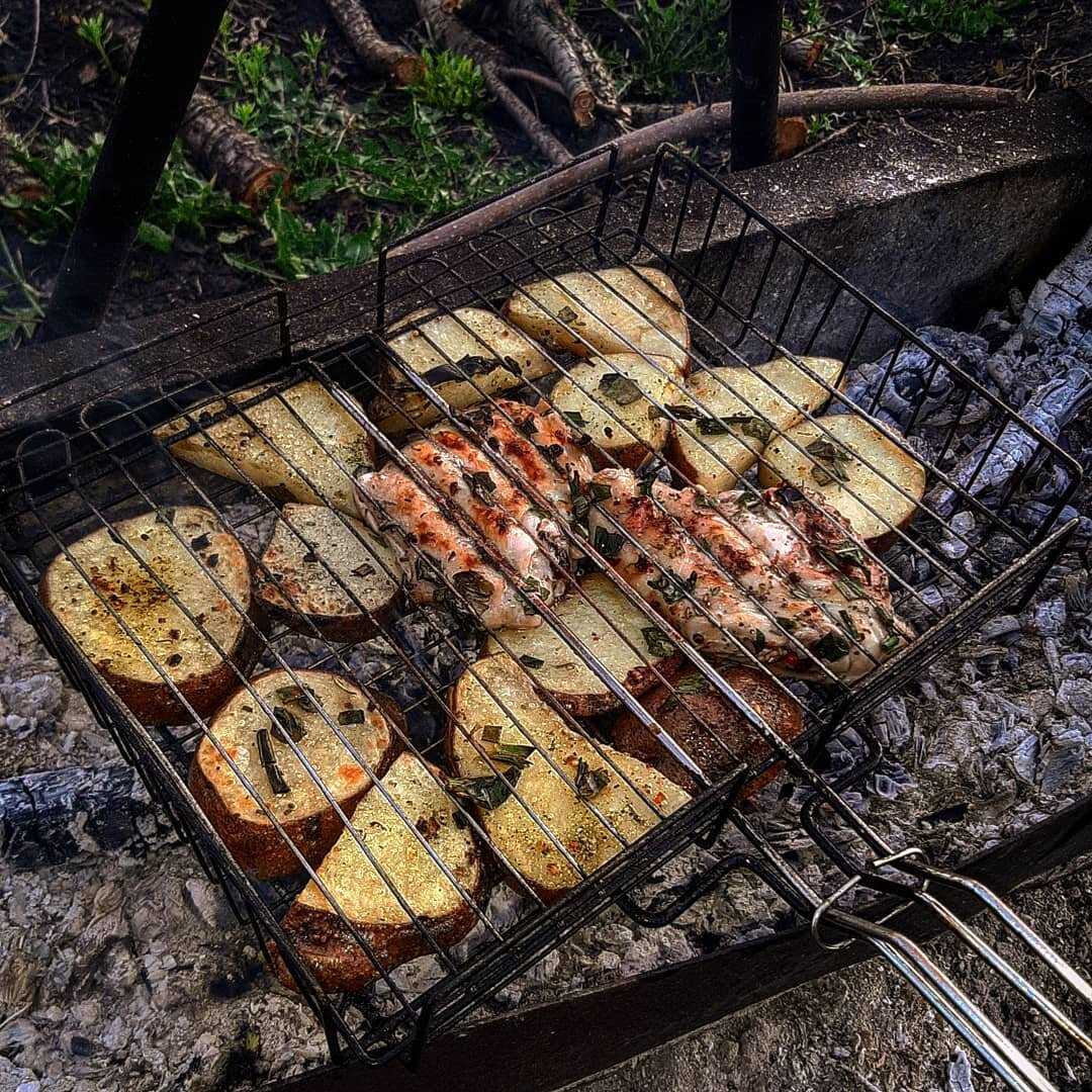 Картошка на мангале на шампурах и в фольге — простые рецепты