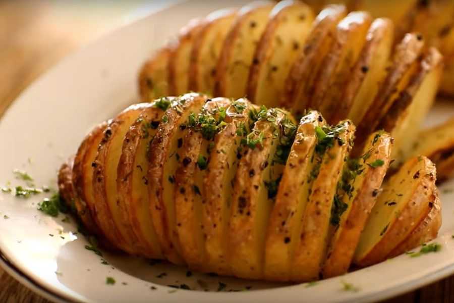 Картошка в фольге в духовке - оригинальная закуска для любого меню: рецепт с фото