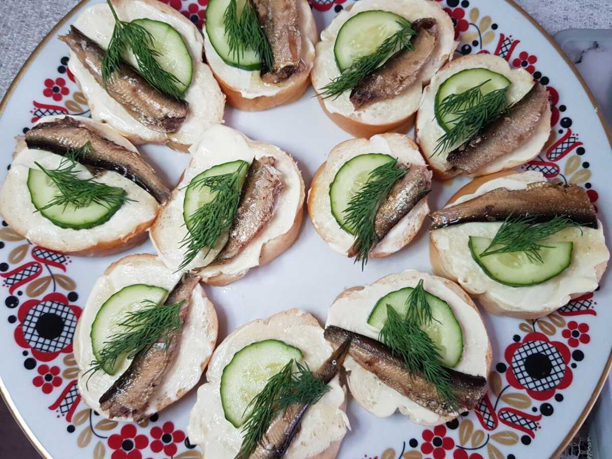 Бутерброды на праздничный стол — 11 простых и вкусных рецептов