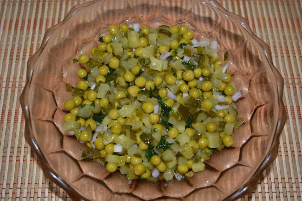 Салат с солеными огурцами - 299 рецептов приготовления пошагово - 1000.menu