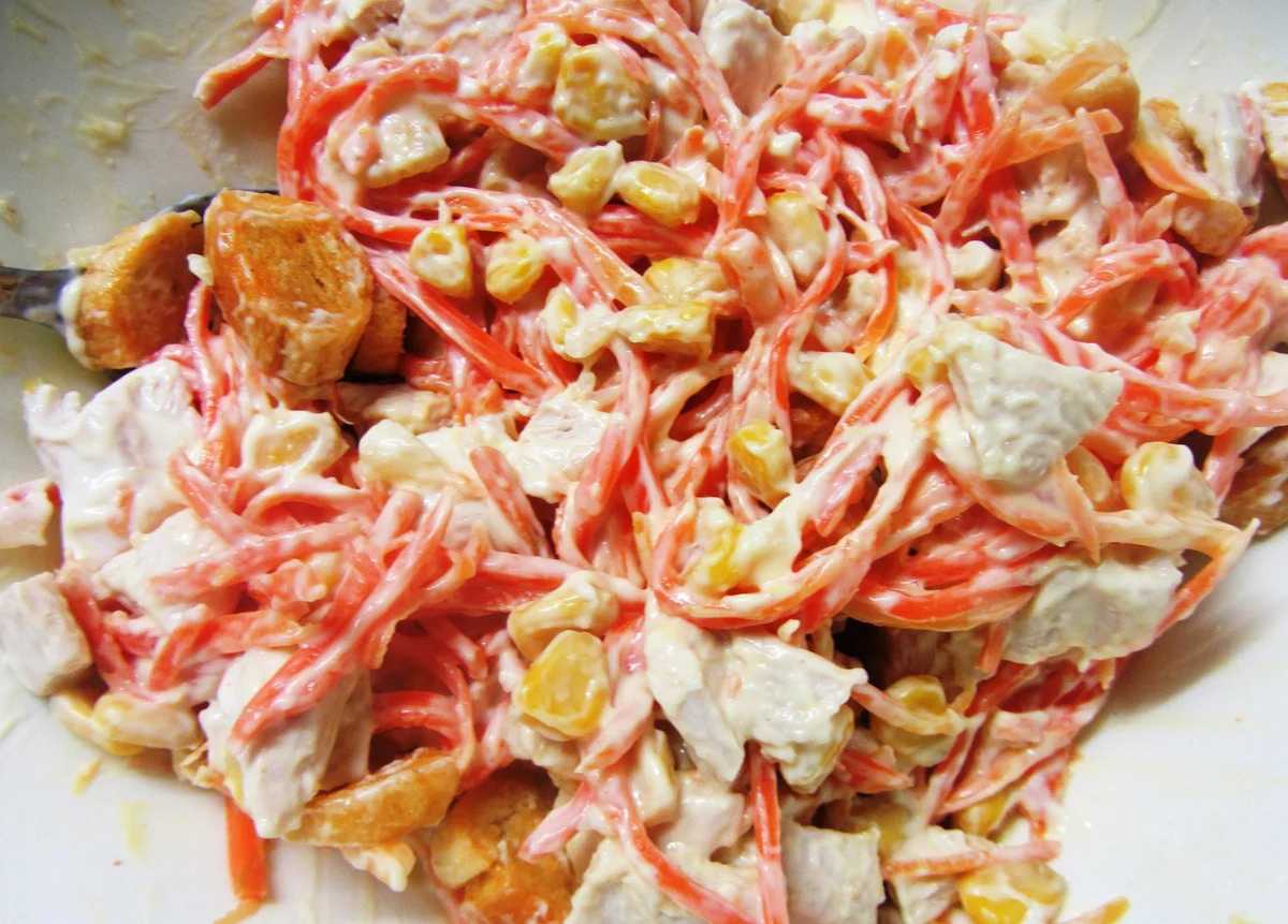 Салат восторг с корейской морковью и курицей и грибами жареными и огурцами, рецепты с фото